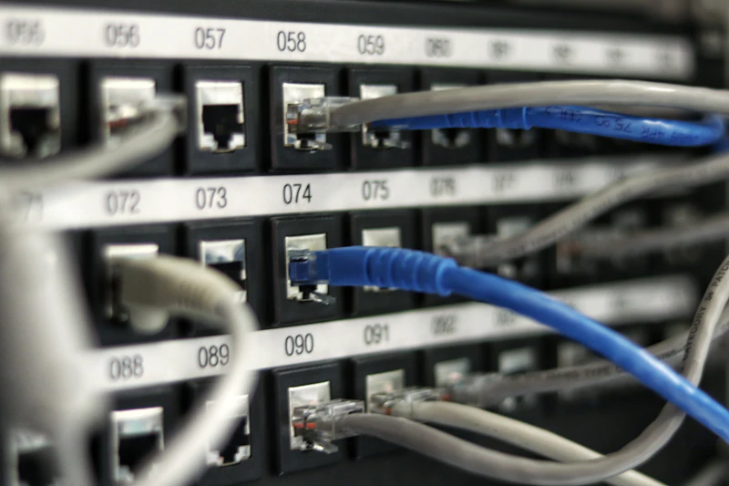 Racks de servidores em fila dentro de um data center