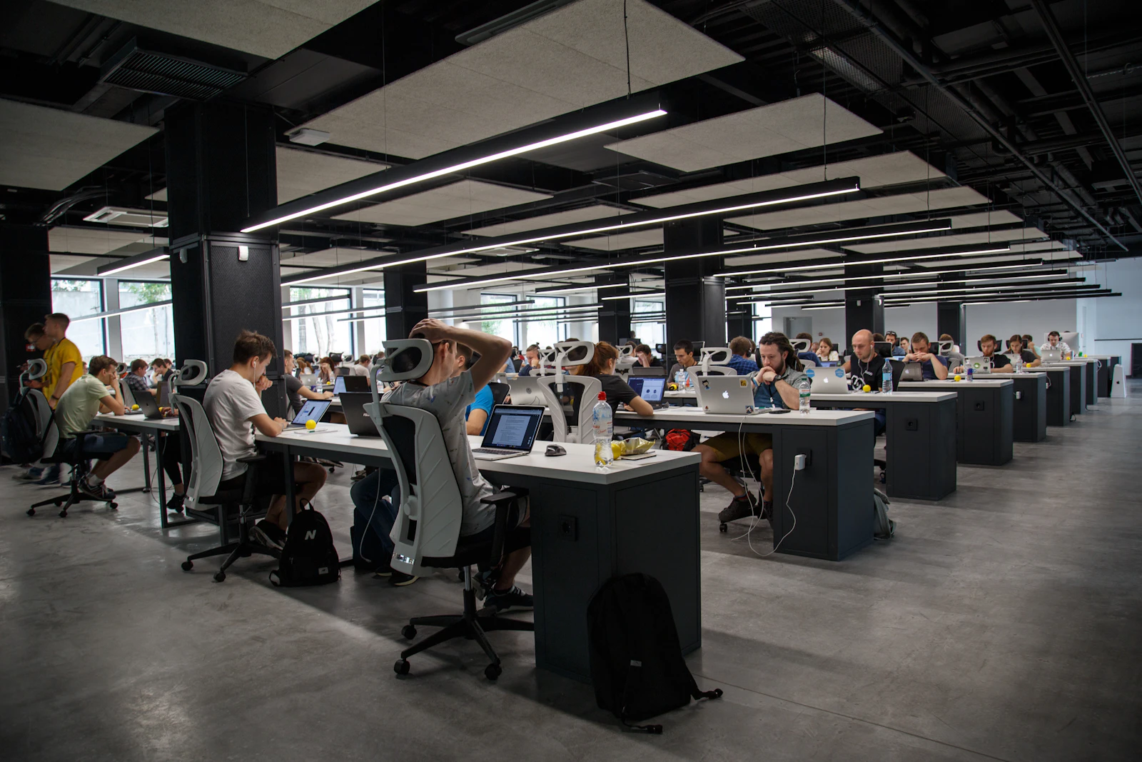 Detalhe de arquitetura corporativa com linhas de vidro e luz azulada